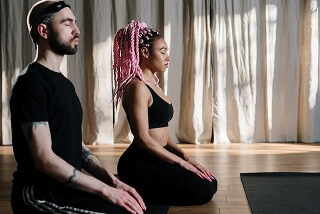 Mann und Frau bei der Meditation